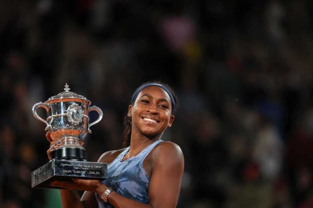 U.S.' Coco Gauff poses with her French Open women's singles trophy at the Roland-Garros Complex in Paris, France, June 7, 2025. (AFP Photo)